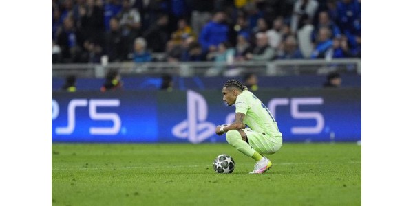 Raphinha Bellolin kyyneleet eivät halua jäädä Stadio Giuseppe Meazzalle Raphinha Bellolin kyyneleet eivät halua jäädä Stadio Giuseppe Meazzalle